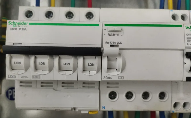 施耐德小型断路器iC65N-D25A/4P+VE30mA（个） - 施耐德